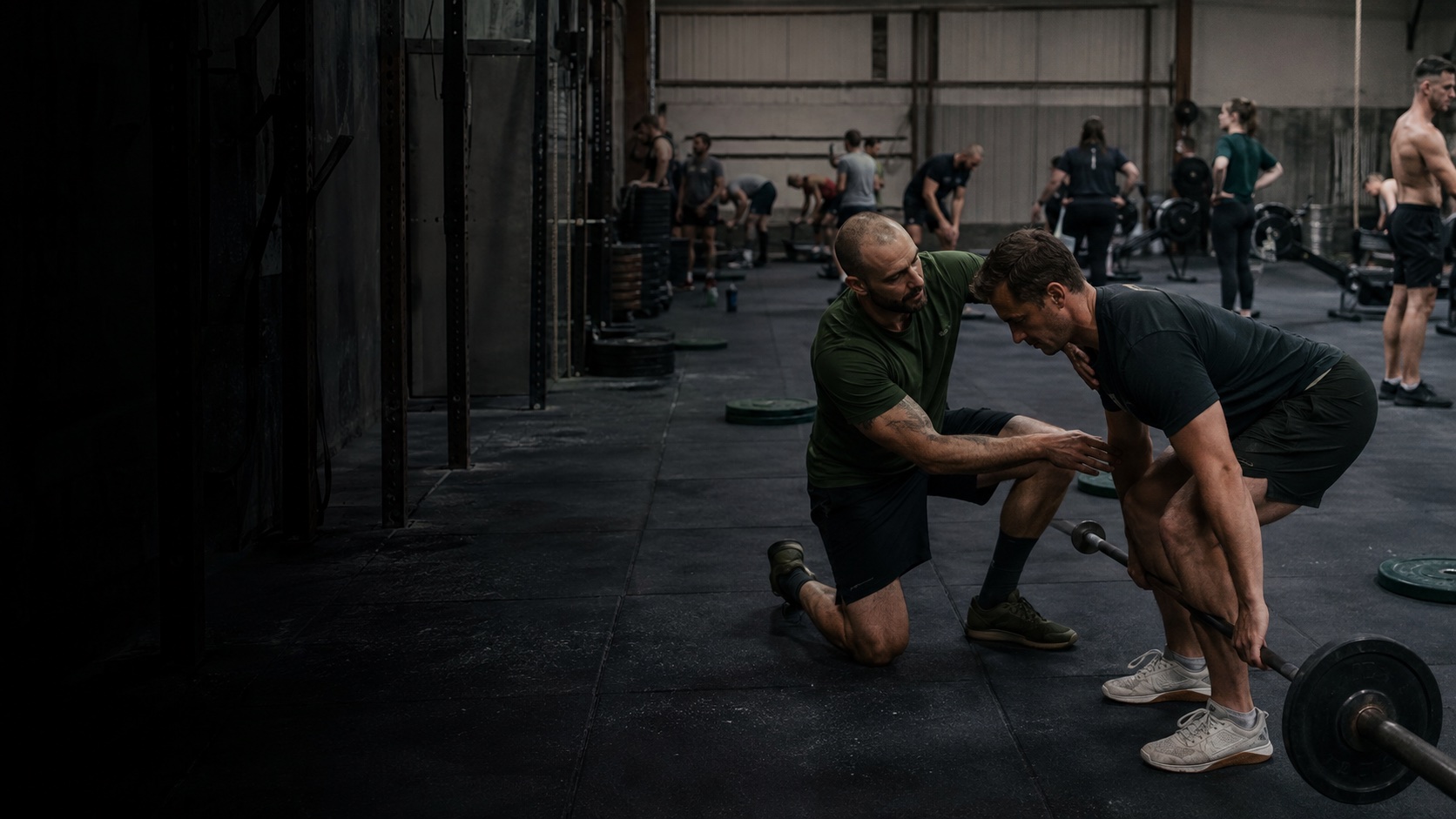 Gegenereerde documentaire trainingsscène van een coach die techniek op de vloer bijstuurt