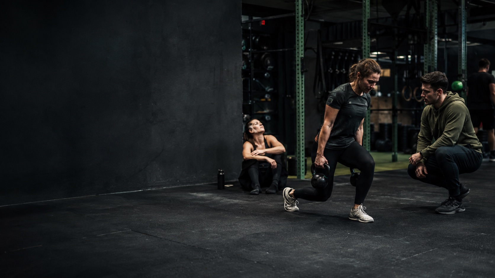 Gegenereerde documentaire trainingsscène waarin inspanning, coaching en herstel samenkomen