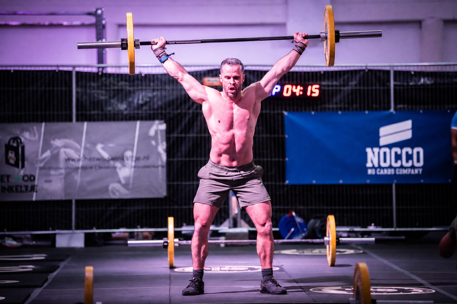 Gino Goossens tijdens een CrossFit-competitie met een overhead lift